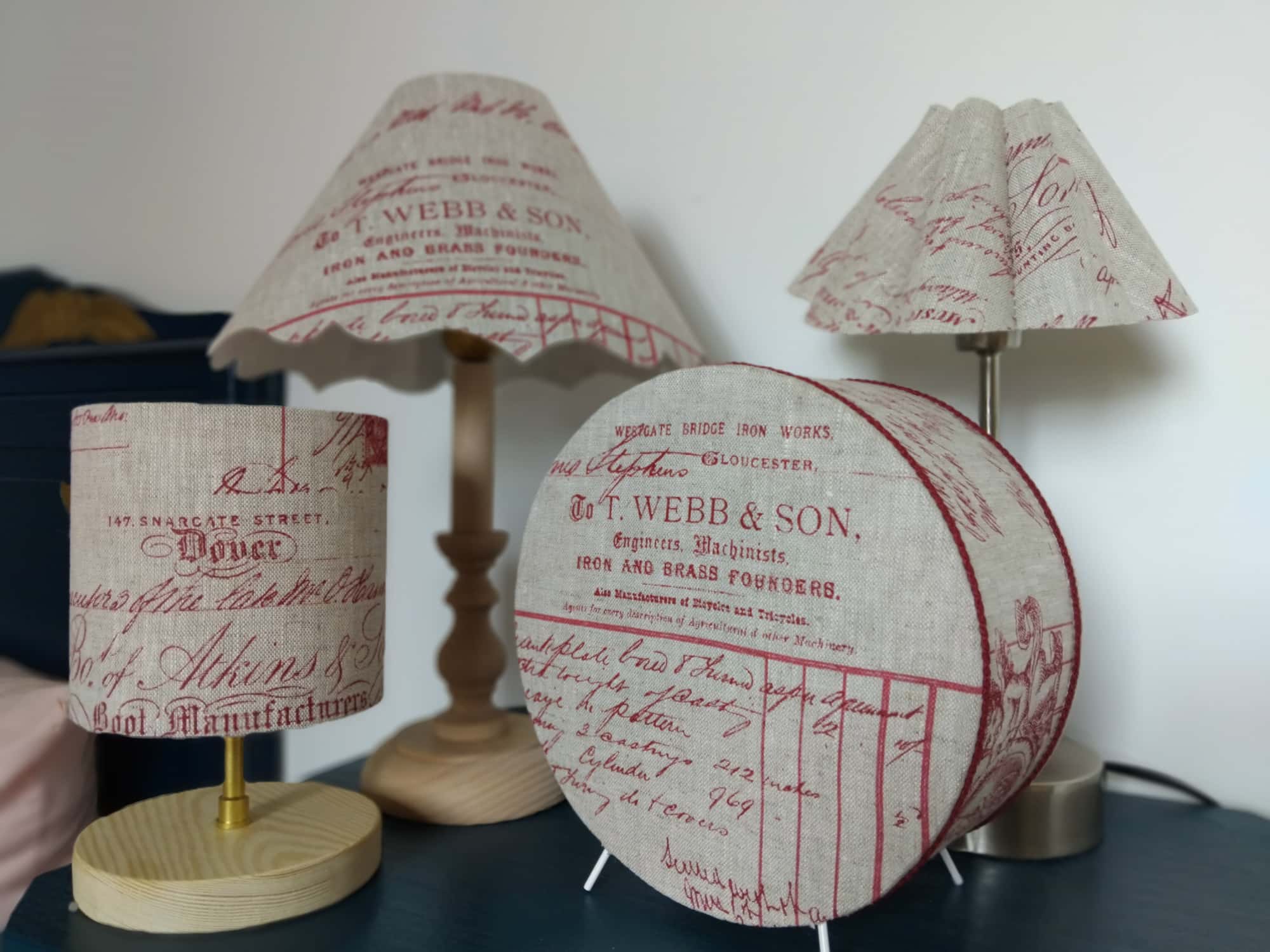 serie d abat-jour en lin beige et écriture rouge