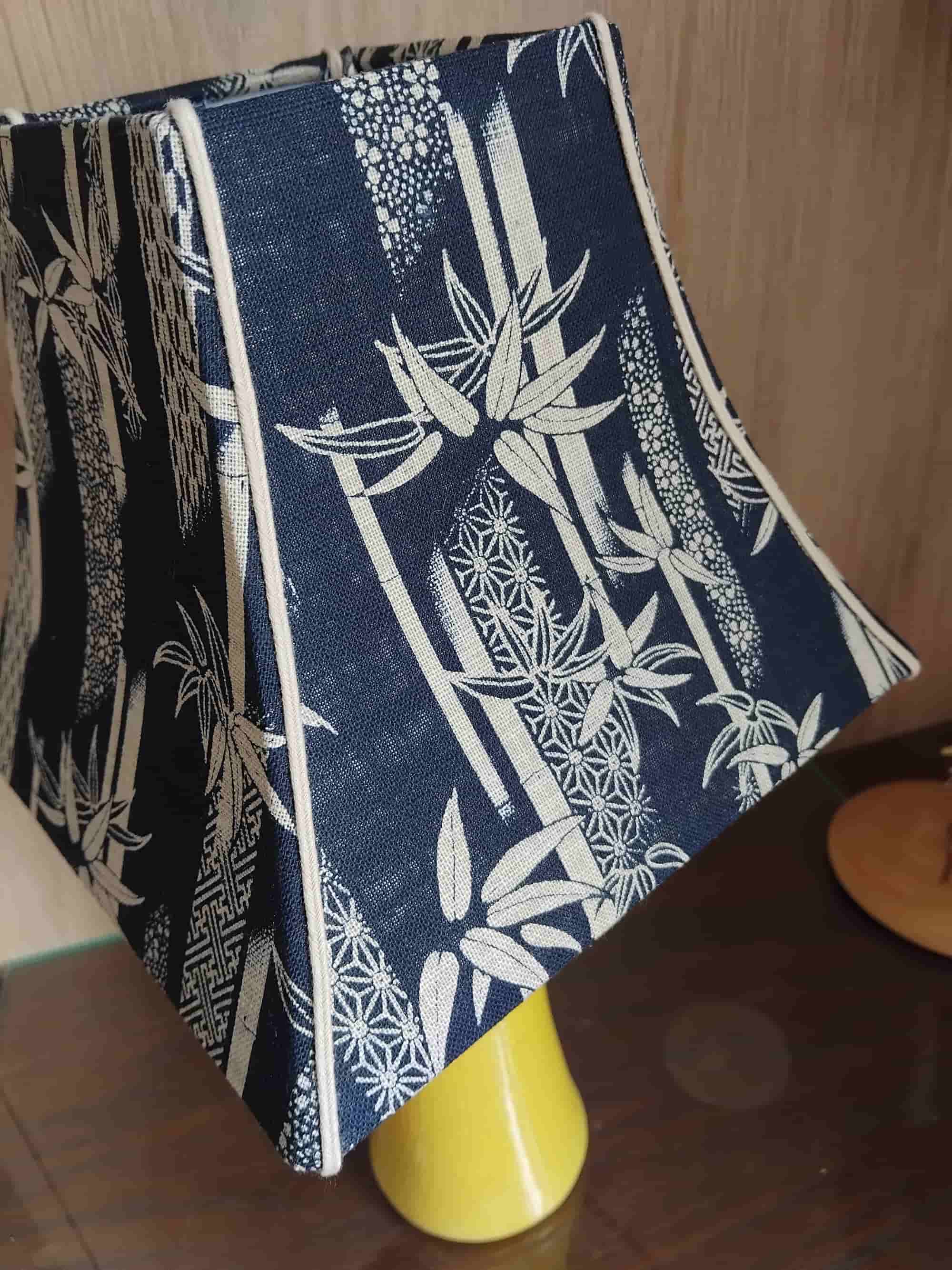 pagode carrée (1) pagode carrée bambou beige sur fond bleu