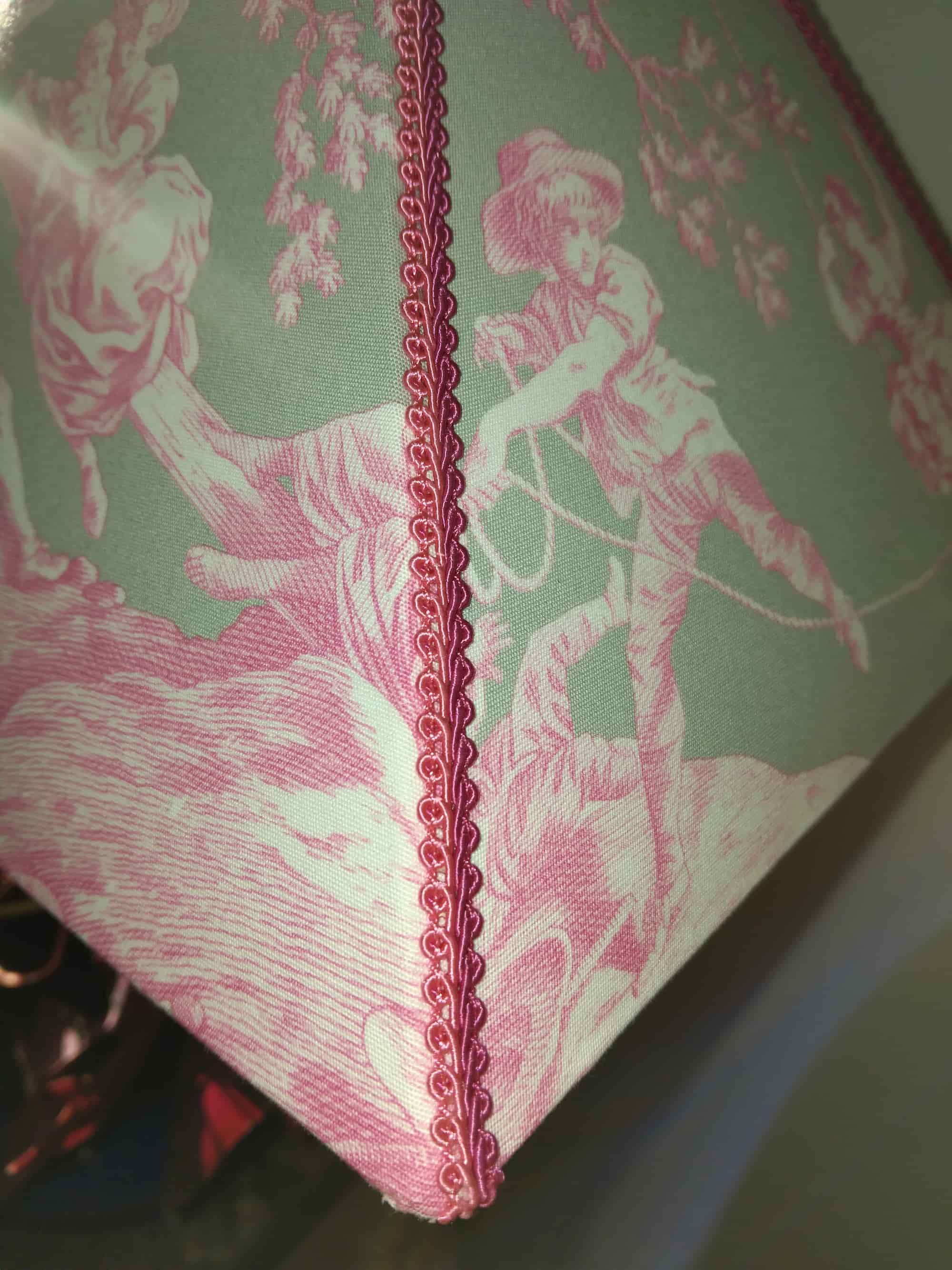 pyramide toile de jouy gris rose detail (2) pyramide carré toile de jouy rose